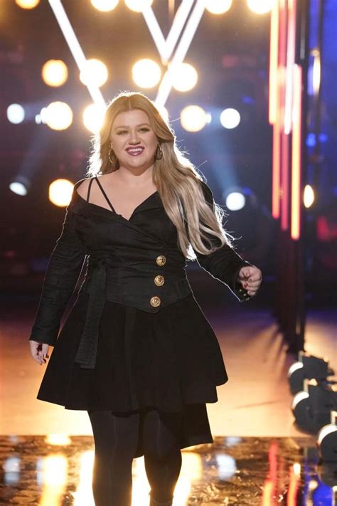 kelly clarkson the voice outfits